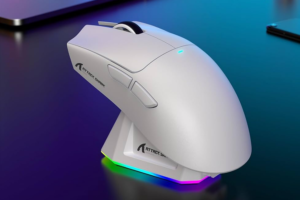 Mouse Attack Shark X11 branco em sua base de carregamento